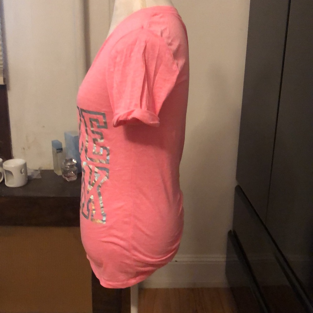 🆑FINAL PRICE‼️ Pink Victoria’s Secret pink T-shirt with logo in foil - Picture 2 of 3